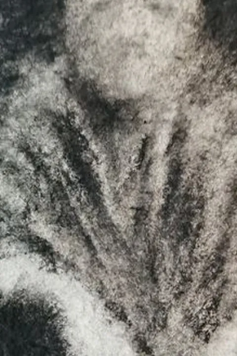 Détail — L’homme assis dans la pénombre