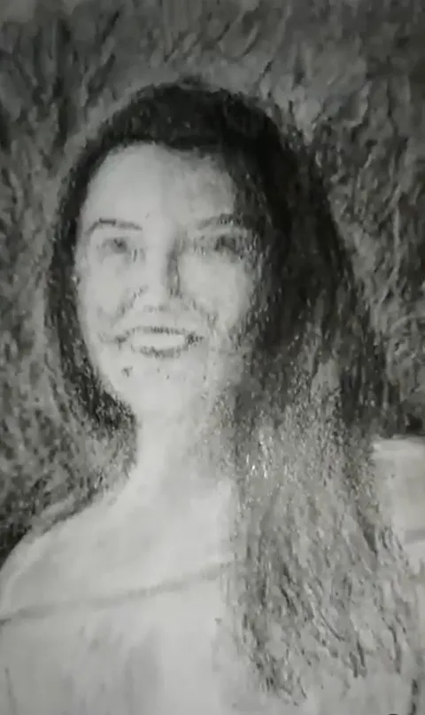 Sourire au fusain