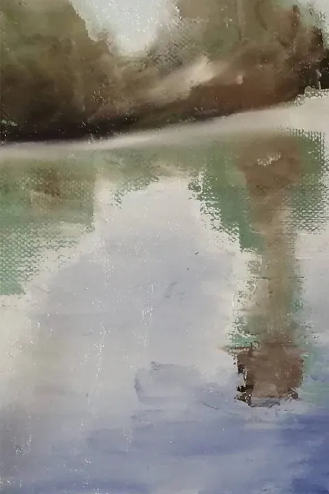 Détail — Reflets d’une rivière tranquille